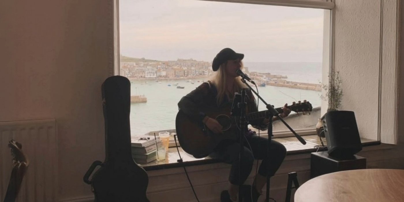 Live in the Lounge | Bethany Chadd