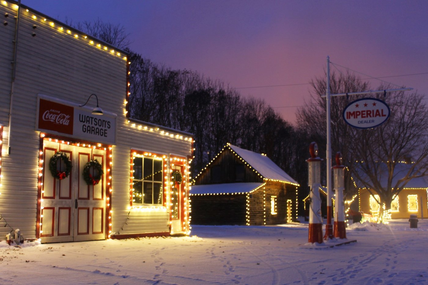 Vintage Village of Lights \/ Village d\u2019antan aux mille lumi\u00e8res