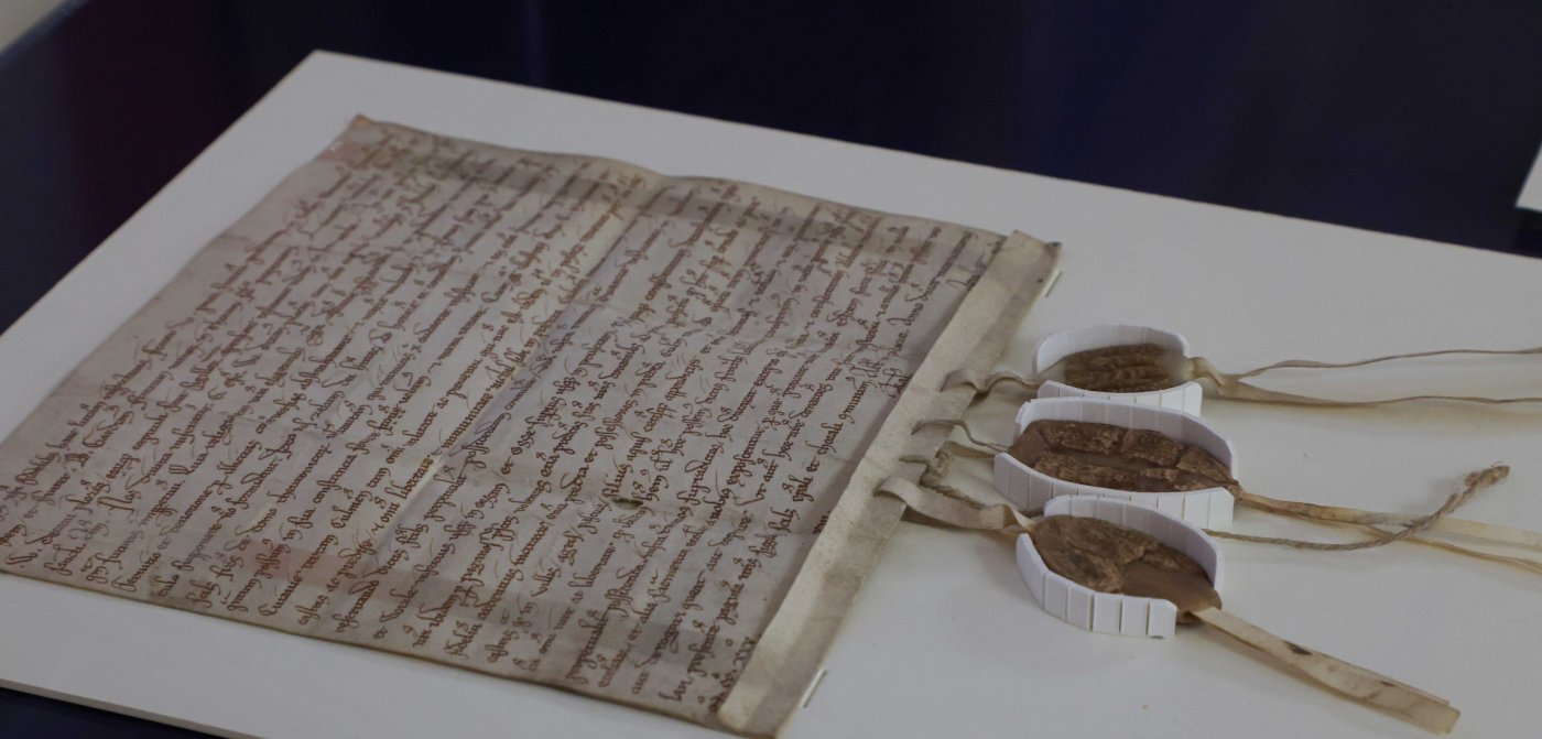 BEZCENNE PERGAMINY PO 84 LATACH ZN\u00d3W W POLSCE \u2014 WYJ\u0104TKOWA WYSTAWA W ARCHIWUM G\u0141\u00d3WNYM AKT DAWNYCH 